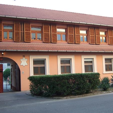 Tímárház Panzió Acomodação com café da manhã Szeged Exterior foto